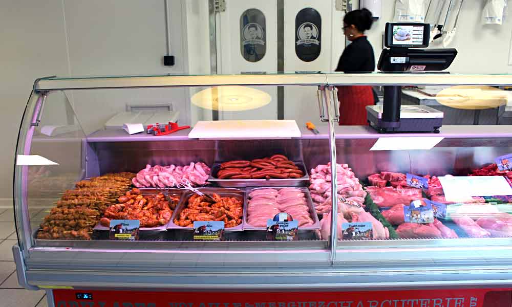 comptoir de la boucherie : pignon de poulet, brochette, merguez maison
