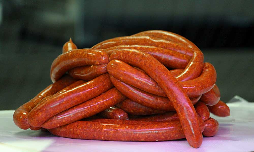 la boucherie père Bouzana fabrique ses merguez maison avec une recette de famille